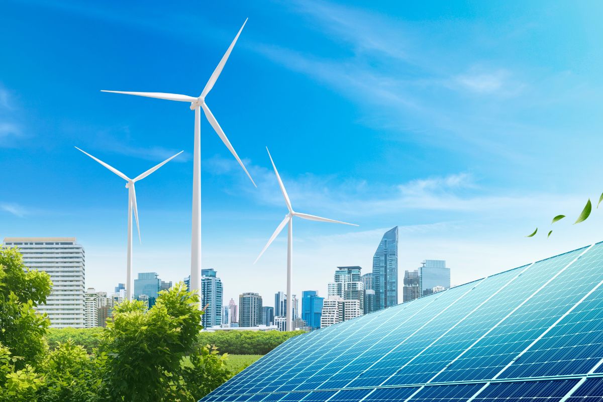 Éoliennes et panneaux photovoltaïques en périphérie d'une ville